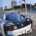 影/台中街頭「移動豪宅」竟掛假「門牌」！阿sir一查BMWi8車牌「奈ㄟ係保時捷」