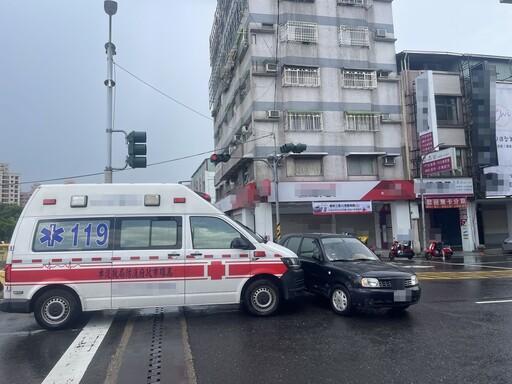 快訊/高雄鳳山救護車出勤撞車！小車駕駛頭暈送醫