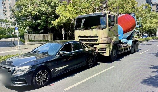 撞擊瞬間曝！北市水泥車煞不住追撞2車 400萬賓士車尾炸裂