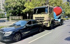 撞擊瞬間曝！北市水泥車煞不住追撞2車 400萬賓士車尾炸裂