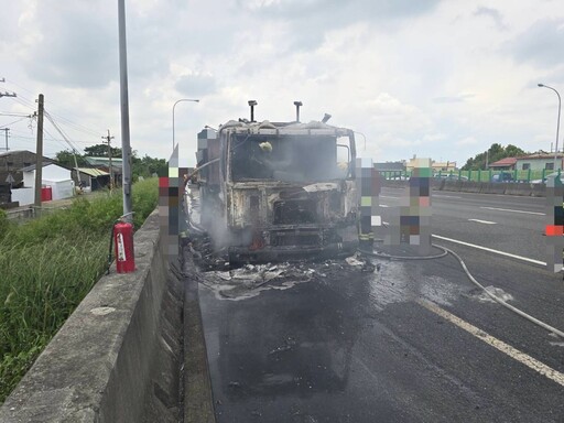 快訊/國1民雄戰備跑道「砂石車燃燒」！濃煙狂竄車頭燒爛