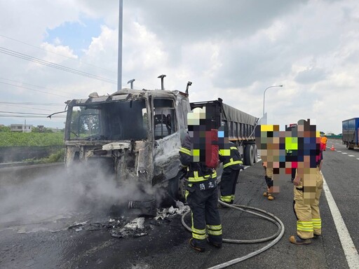 快訊/國1民雄戰備跑道「砂石車燃燒」！濃煙狂竄車頭燒爛