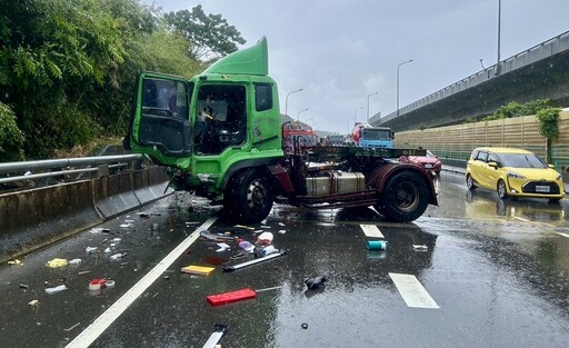 快訊/新北台64線聯結車自撞護欄 駕駛摔落水溝受傷送醫