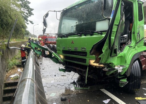 快訊/新北台64線聯結車自撞護欄 駕駛摔落水溝受傷送醫