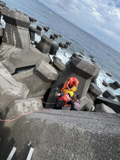 快訊/恆春後壁湖意外！3潛客溺水「卡消波塊」 1女送醫不治