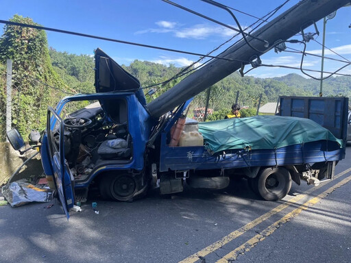 全村鬧停電都是1杯「奶茶」惹的禍！南投離譜車禍撞斷電線桿 駕駛急送醫