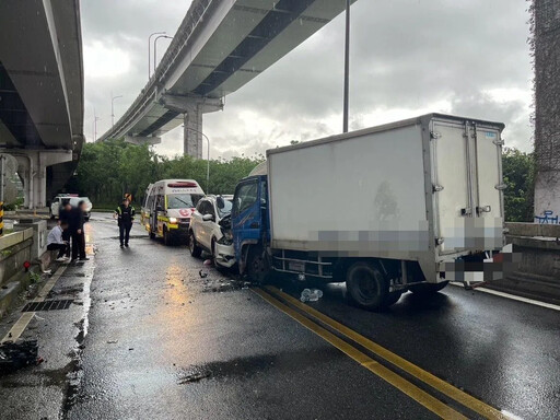 快訊/北市環東大道匝道口驚悚車禍！2車「正面對決」車頭全毀 3傷者急送醫