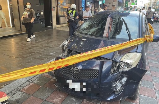 快訊/北市南京東路自小客車暴衝人行道 3路人遭撞1人命危送醫不治