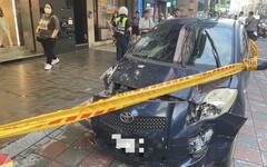 快訊/北市南京東路自小客車暴衝人行道 3路人遭撞1人命危送醫不治