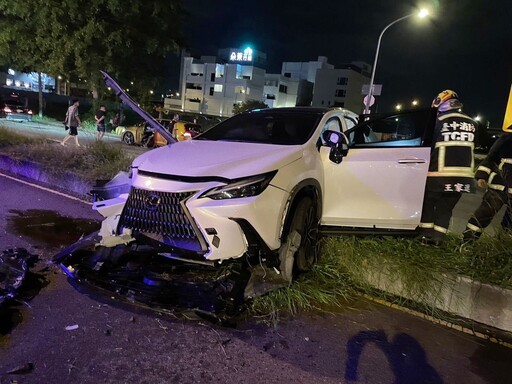 台中暗夜嚴重車禍！男租2百萬LEXUS休旅車猛撞分隔島 車頭毀人命危