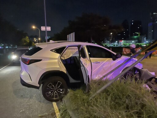 台中暗夜嚴重車禍！男租2百萬LEXUS休旅車猛撞分隔島 車頭毀人命危