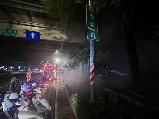 板橋暗夜自燃！路橋下機車燒成骨架 警追兇