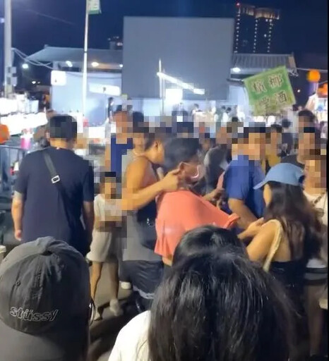 踢到鐵板！台南武聖夜市驚傳「偷拍狼」 細肩帶女扭住嫌犯狂喊：不要跑