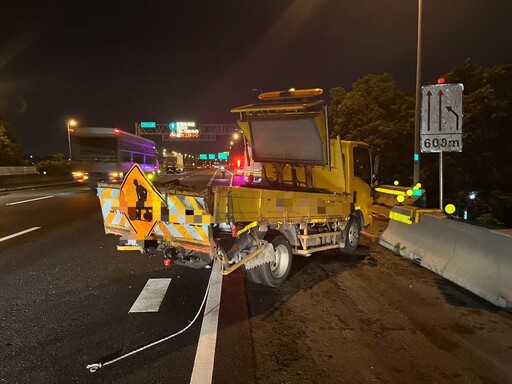 載妹出事！國1彰化段大貨車撞路肩警戒車 兩人受困全身傷