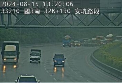 快訊/暴雨惹禍！國3安坑交流道大追撞「車輛打轉」剩路肩可通