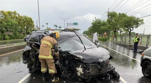 快訊/重大車禍！台南後壁轎車自撞車頭炸開 一家4口受困車內傷亡曝