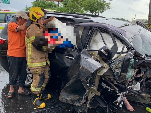 快訊/重大車禍！台南後壁轎車自撞車頭炸開 一家4口受困車內傷亡曝