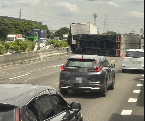 快訊/國1南彰化段嚴重車禍！「2大車追撞」90度側翻 目前傷亡仍不明