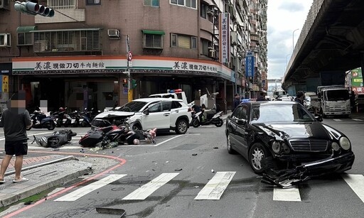 快訊/撞擊瞬間曝！新北三重休旅車衝撞賓士 3機車遭波及8人受傷送醫