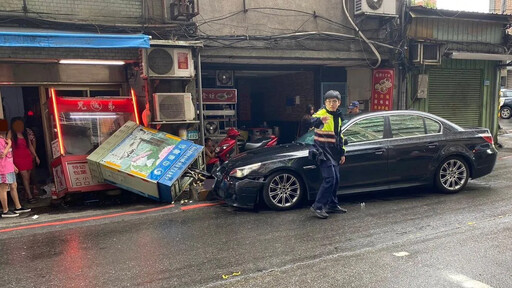 快訊/汐止誇張車禍！BMW撞進檳榔攤 女駕駛當場送警局