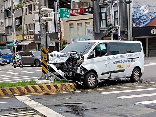 快訊/宜蘭新月百貨前五叉路口「4車對撞」 復康巴士衝上分隔島