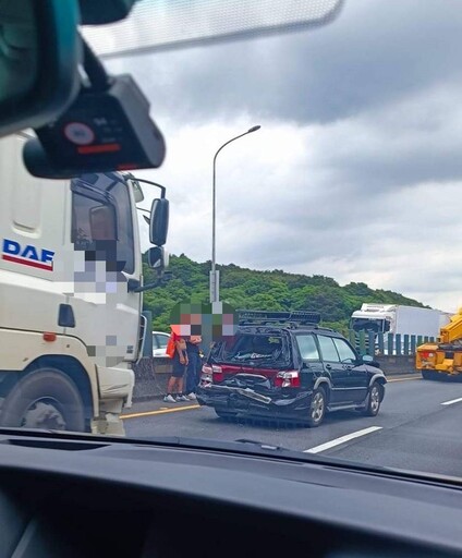 快訊/台62線嚴重車禍！砂石車「擠壓廂型車撞護欄」再追尾休旅車