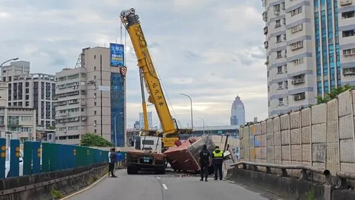 搞亂台北交通！拖板車「超載10公噸」鋼梁撞爛忠孝橋 肇事司機公共危險究責