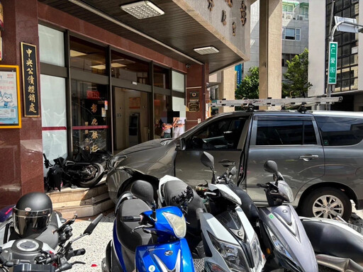 快訊/嚇壞銀行！豐原57歲男開廂型車突撞進彰銀 疑疲勞駕駛惹禍