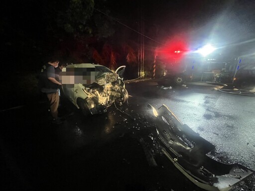 快訊/台南玉井嚴重車禍！轎車暗夜疑自撞 幾近全毀40歲男駕駛命危