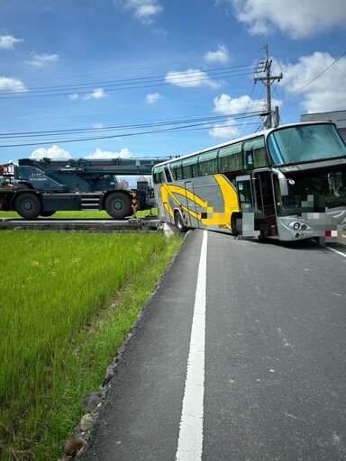 影/導航導到水溝裡！宜蘭遊覽車轉彎「整輛卡住」 居民淡定：這裡常發生