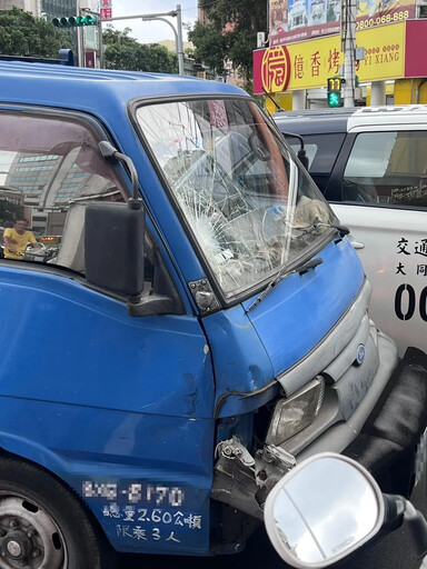 快訊/重大車禍！北市機車猛撞小貨車車頭炸開全毀 傷亡人數尚不明