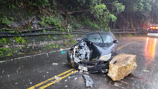 快訊/最小才2歲！中橫台8線轎車遭巨石砸爛 祖孫4人險遇死劫急送醫