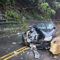 快訊/最小才2歲！中橫台8線轎車遭巨石砸爛 祖孫4人險遇死劫急送醫