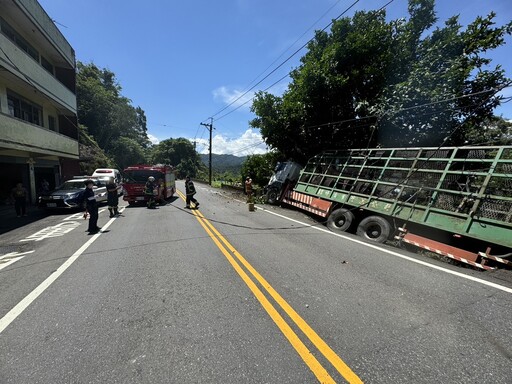 快訊/北宜公路嚴重車禍！大貨車閃車撞護欄勾電線」一度釀停電」