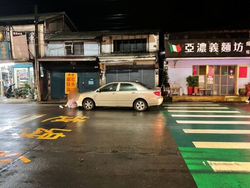 影/桃園驚見「行人地獄」！婦人走斑馬線遭撞飛慘摔地 轎車車殼凹陷變形