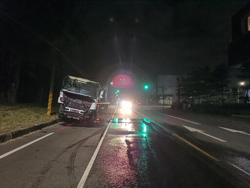 快訊/高雄重大車禍！轎車遭聯結車猛撞「門削掉一層皮」 追撞釀3傷急送醫