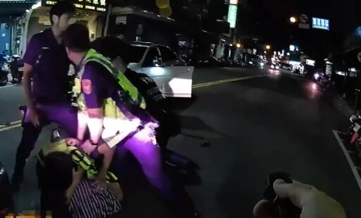 半夜叭叭叭...看到警察還亮槍！三重男「槍口朝警連扣板機」 父：就醫途中失控