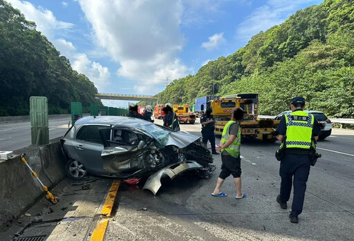 快訊/邊開車邊「撿東西」 58歲男國3「碰碰車」狂撞內外側護欄