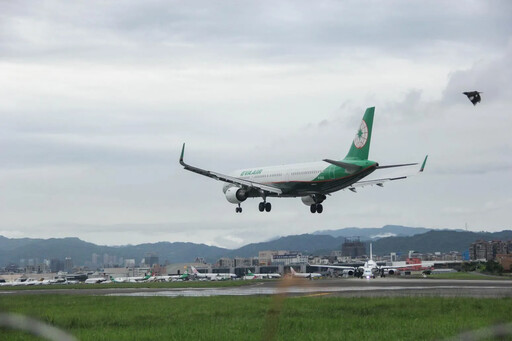 長榮航空班機松山飛上海空橋、機體遭雷擊 逾200乘客被迫下機