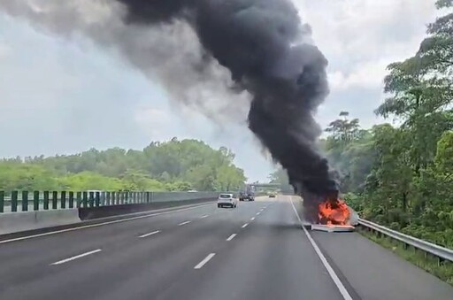 快訊/國3北上關廟段「路肩火燒車」！巨量黑煙狂竄橫跨4車道