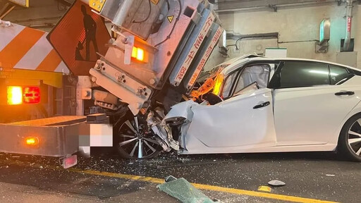 快訊/蘇花改重大車禍！觀音隧道轎車猛撞防撞車「直插卡死」 傷亡數曝光