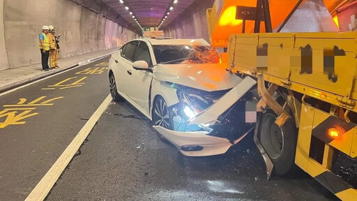 快訊/撞擊瞬間曝光！蘇花改轎車猛撞防撞車「直插卡死」 車頭隧道內遭吞噬