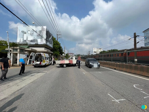 快訊/新北嚴重車禍！無照騎士猛撞貨車脾臟爆血 後座女摔斷腿送醫