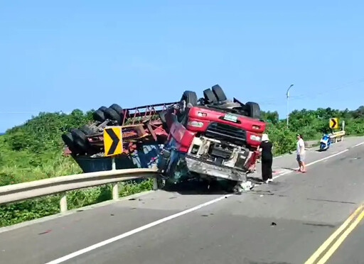 快訊/新北澳底貨櫃車翻覆！疑機械失控「車頭爛掉」 駕駛命大自行脫困