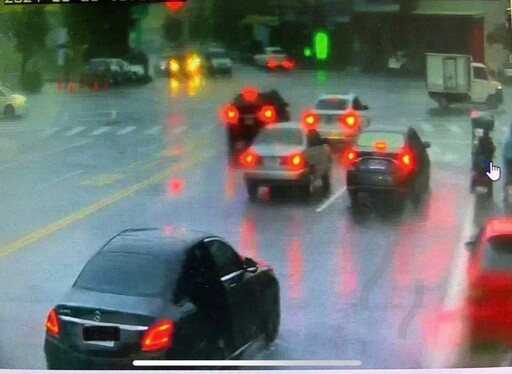 偷吃遭抓包起糾紛！「球棒隊」車門掉落雨中行駛 街頭喋血嘉義警逮13人