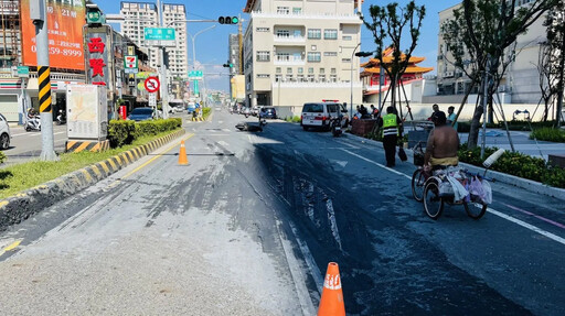 影/驚悚畫面曝光！台南半聯結車污泥灑滿地 2騎士慘摔急送醫