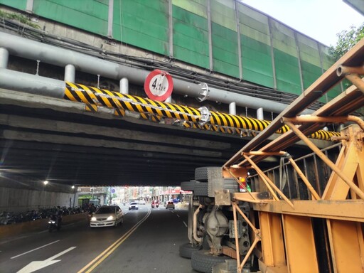 三寶還是沒睡飽！三重聯結車記錯限高 衝撞涵洞翻覆