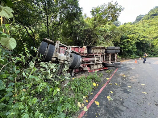 疑似路不熟！新店大貨車「連人帶車90度大翻覆」 司機急送醫