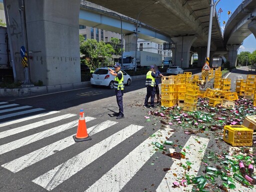 影/高雄大車過彎飄移「酒瓶集體拋飛」！壯觀玻璃海畫面曝