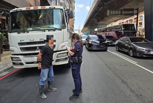 聯結車鋼筋翻覆重創忠孝橋 修復期針對大車警加強取締